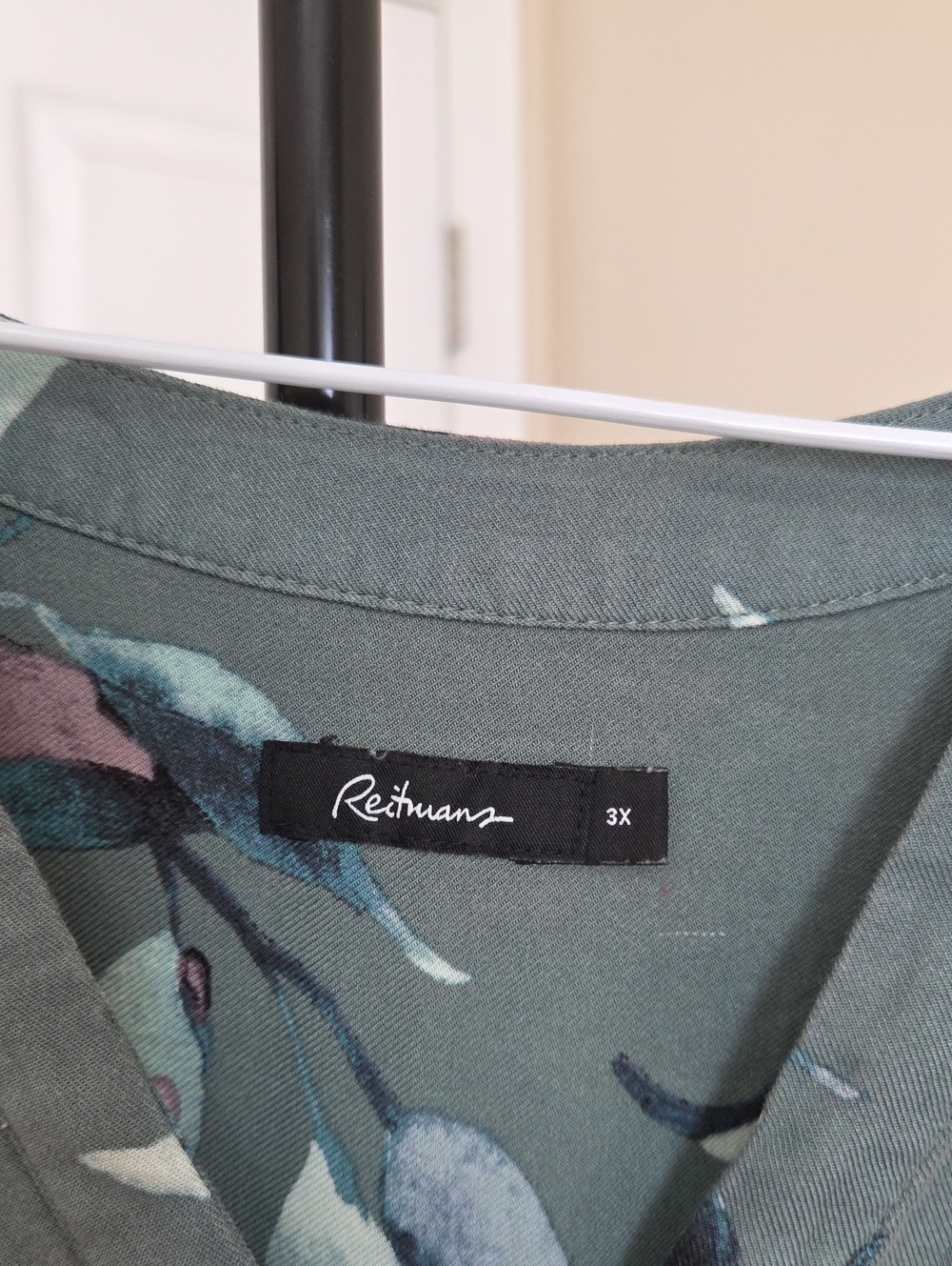 Reitmans Plus Size  Sage Green Floral V-Neck Tunic - Picture 5 of 7